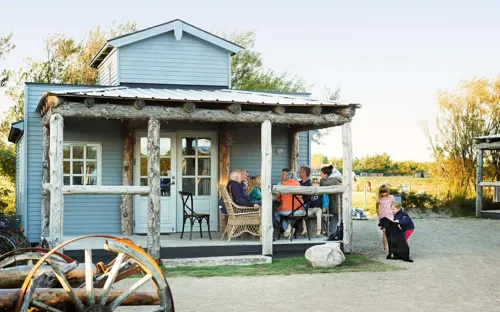 Hvidbjerg Strand Camping Resort Westernbyen Westernhytte Facade Terresse